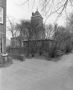 884708 Gezicht op het pand Hogelanden W.Z. 32 (voormalige politiepost Rodebrug) te Utrecht, vanaf de Anton Geesinkstraat.